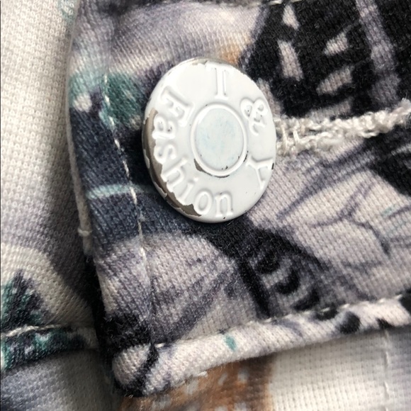 Butterfly pattern shorts - Picture 7 of 7